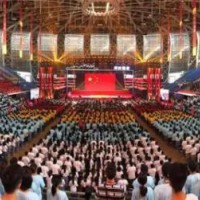 南京几十高校共办开学典礼，市委书记给20万新生送“礼包”